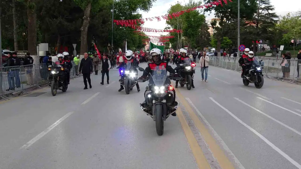 Malatya sokakları 19 Mayıs coşkusuyla aydınlandı: Fener alayında birlik mesajı