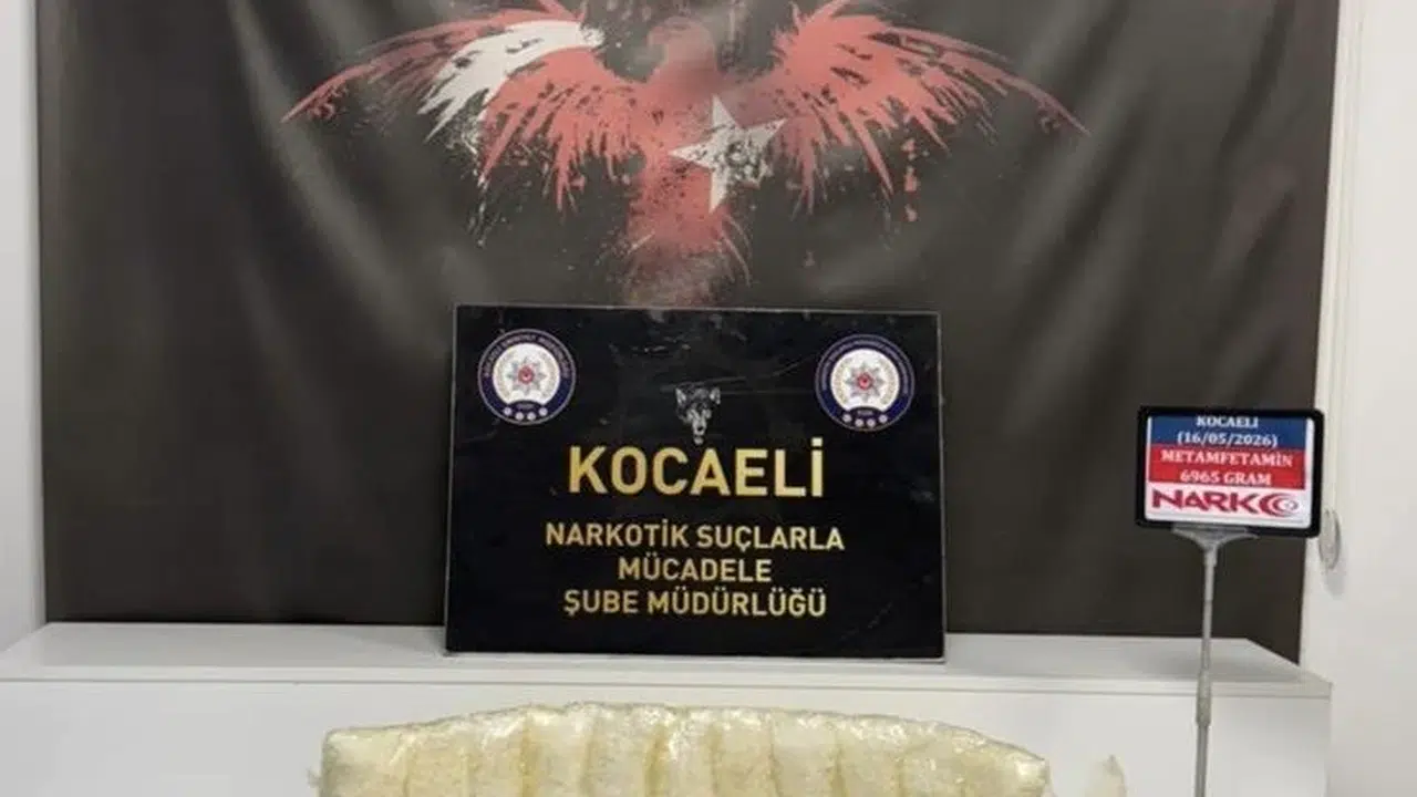 Yolcu otobüsünde zehir tacirlerine geçit yok: Vücutlarına gizledikleri 7 kilo metamfetaminle yakalandılar