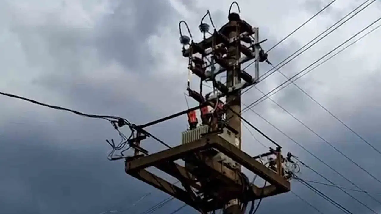 Bolu semalarında korku dolu anlar: Yıldırım elektrik direğini hedef aldı