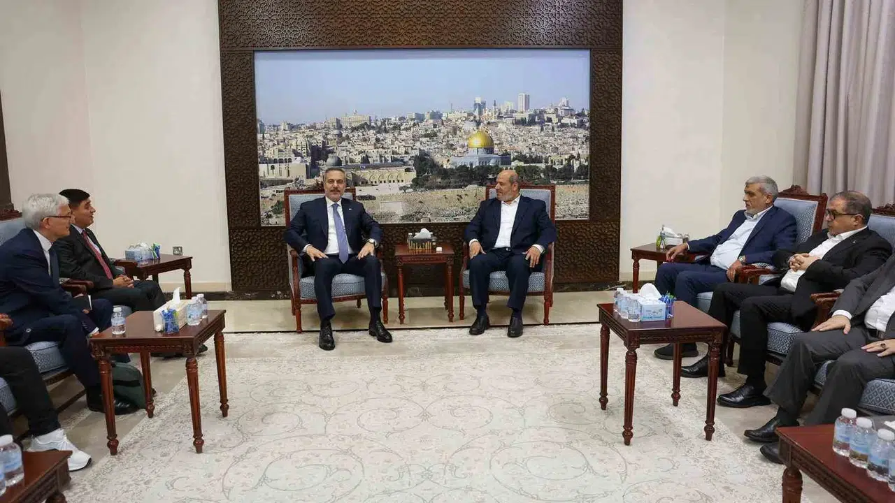 Doha’da kritik diplomasi trafiği: Bakan Fidan’dan hem stratejik görüşme hem taziye ziyareti