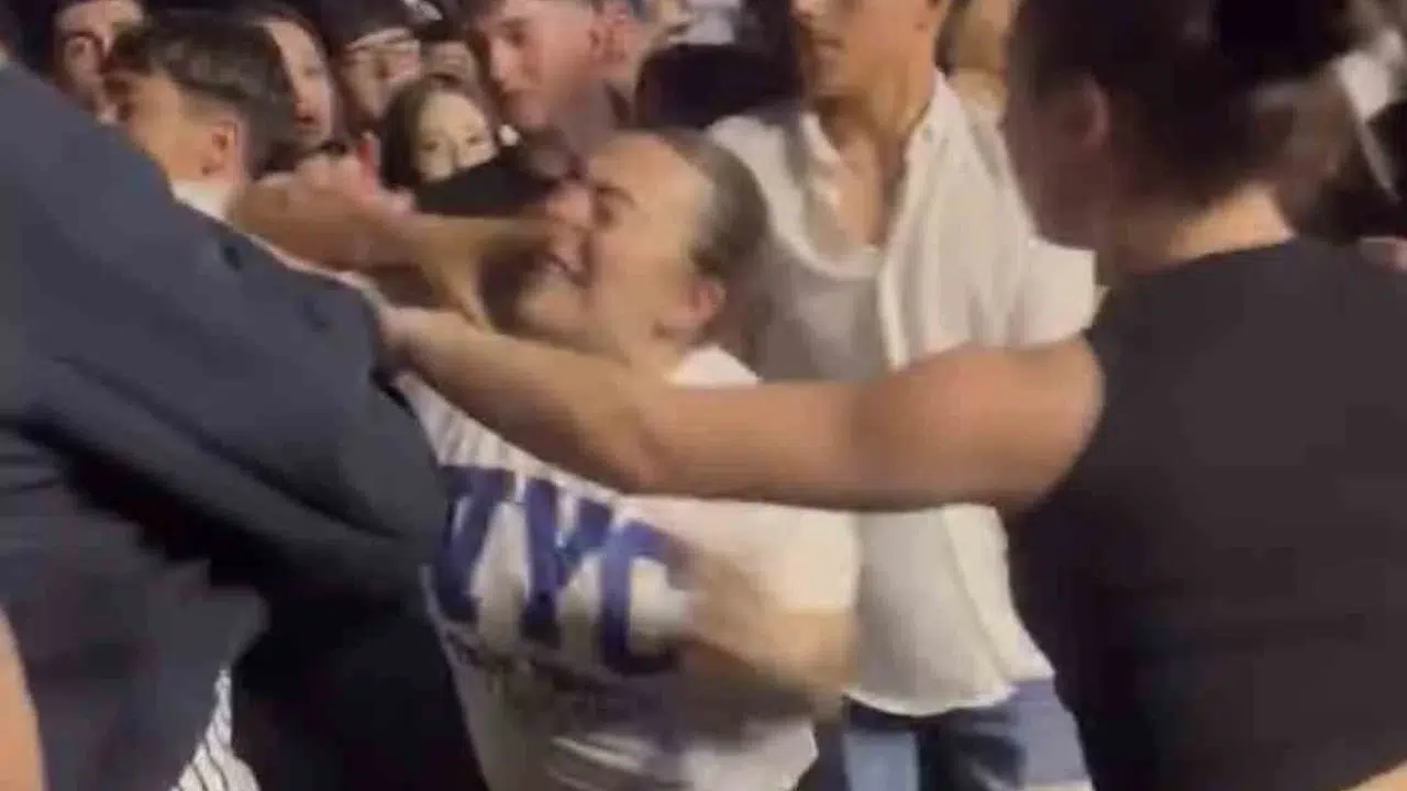 Eğlence bir anda kâbusa döndü: Poizi konserinde yumruklu kavga kamerada