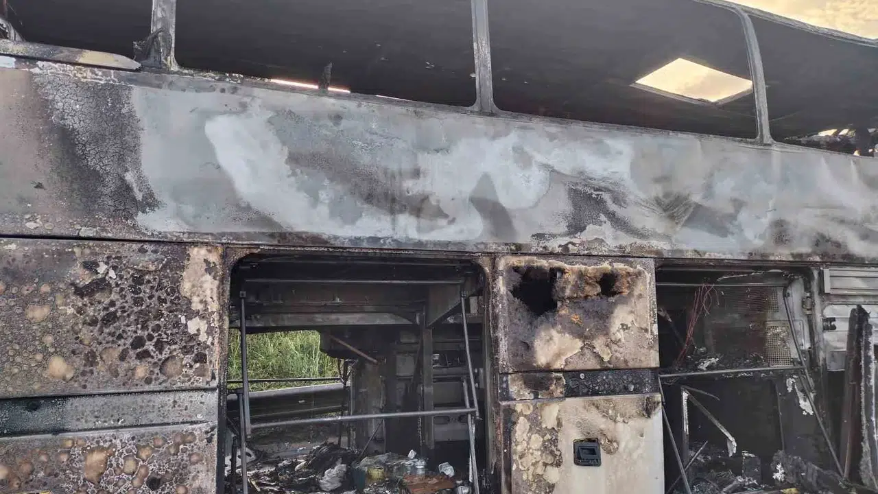 İzmir’den gelen gezi kafilesi TEM’de dehşeti yaşadı: 45 kişinin olduğu otobüs küle döndü