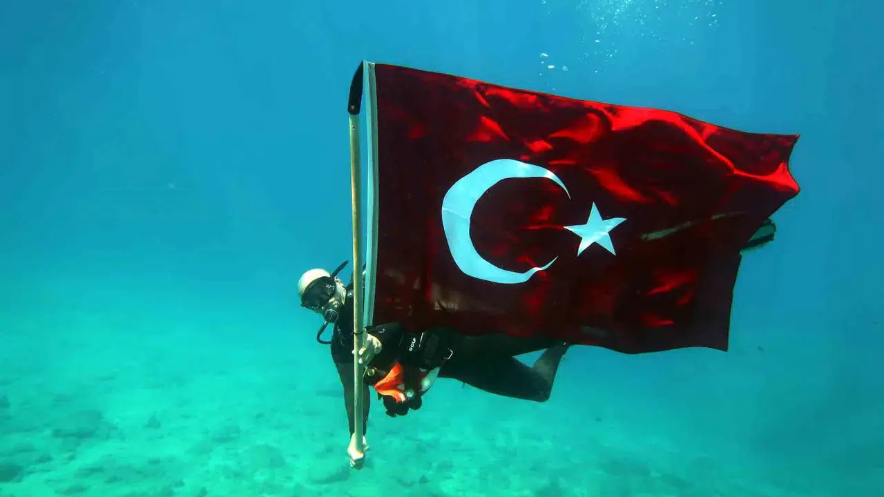 Mavi derinliklerde 19 Mayıs coşkusu: Fethiye’de bayrak 8 metre aşağıda dalgalandı