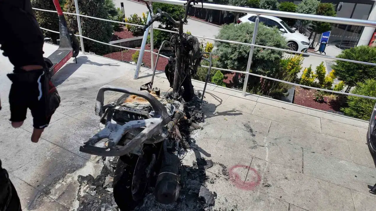 Teslimat yolunda kahramanlık: Alevlerin arasına daldı