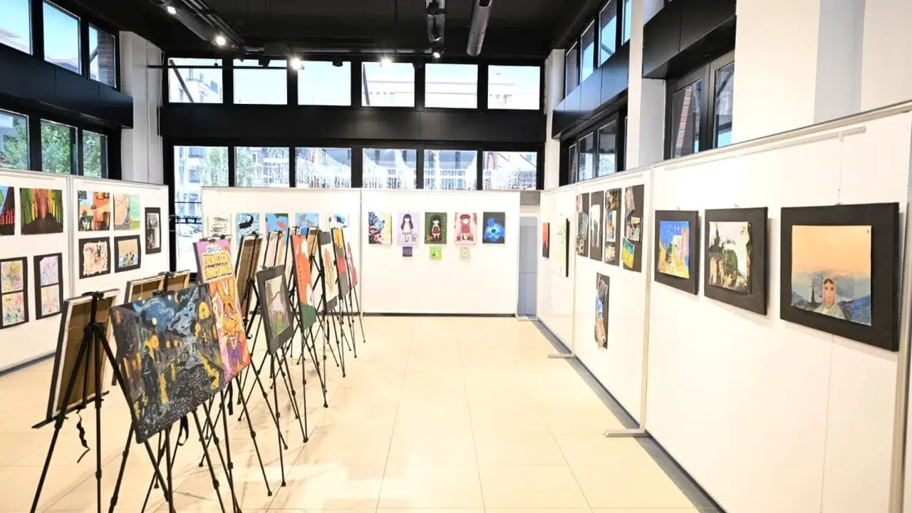 Fırçalarını hayallerine daldırdılar: Kartepe’de genç yeteneklerin sanat şöleni