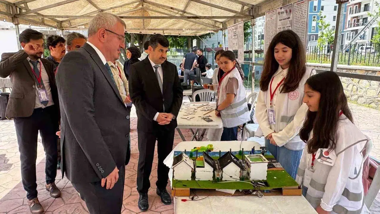İskenderun’un genç beyinleri sahneye çıktı: Geleceğin teknolojileri Bilim ve Sanat Merkezi’nde görücüye çıktı