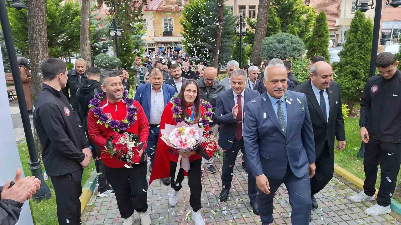 Minderin tozunu attırdı, İskilip'i ayağa kaldırdı: Avrupa şampiyonu Özdenur'a görkemli karşılama