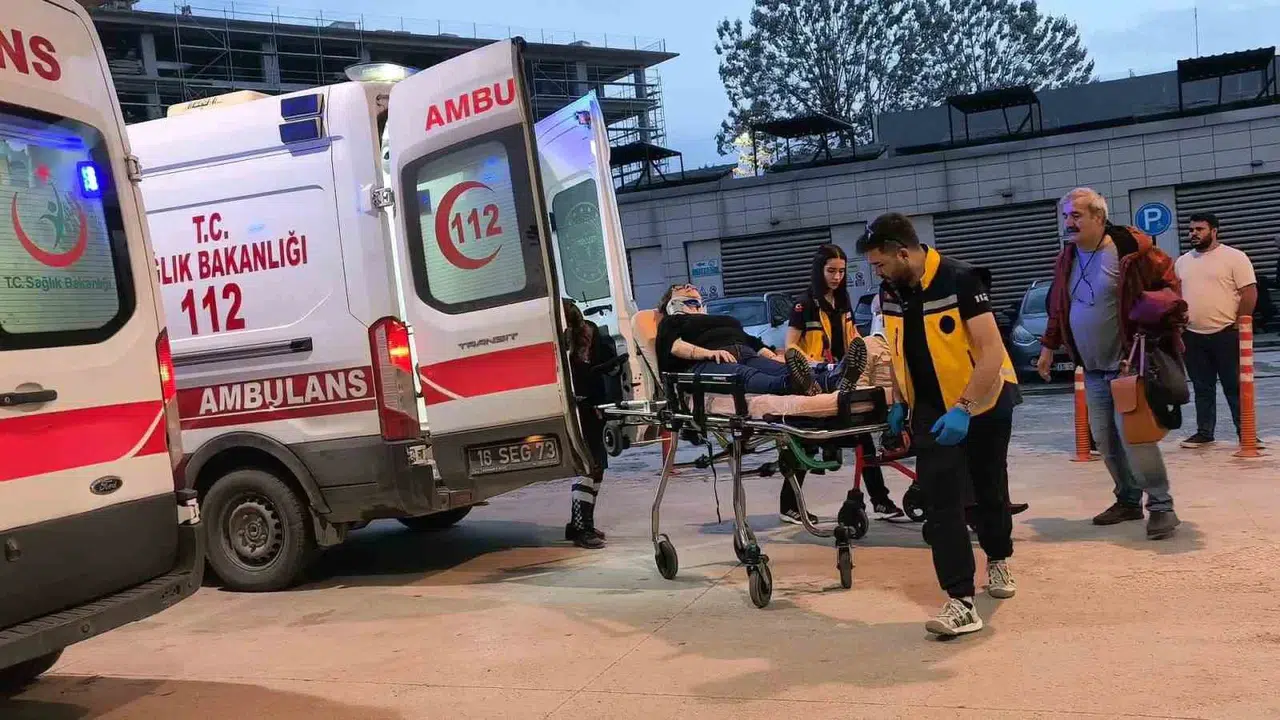 İnegöl'de akşam saatlerinde korku dolu anlar: Beton mikseri ile tur minibüsü çarpıştı