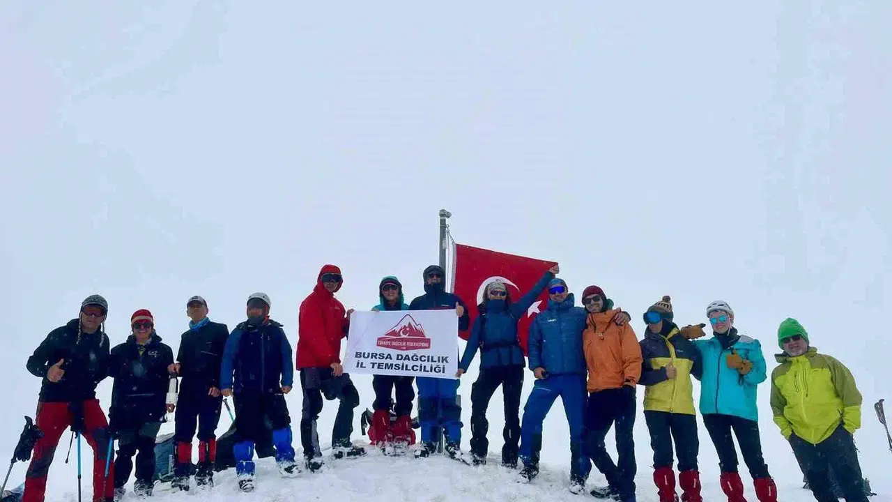 Mayısta kış manzarası: Uludağ zirvesinde 2 metre karın içinde şanlı bayrak dalgalandı