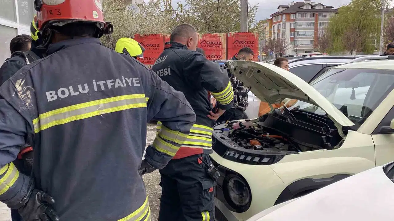 Bolu'da korkutan görüntü: Park halindeki elektrikli araçtan dumanlar yükseldi