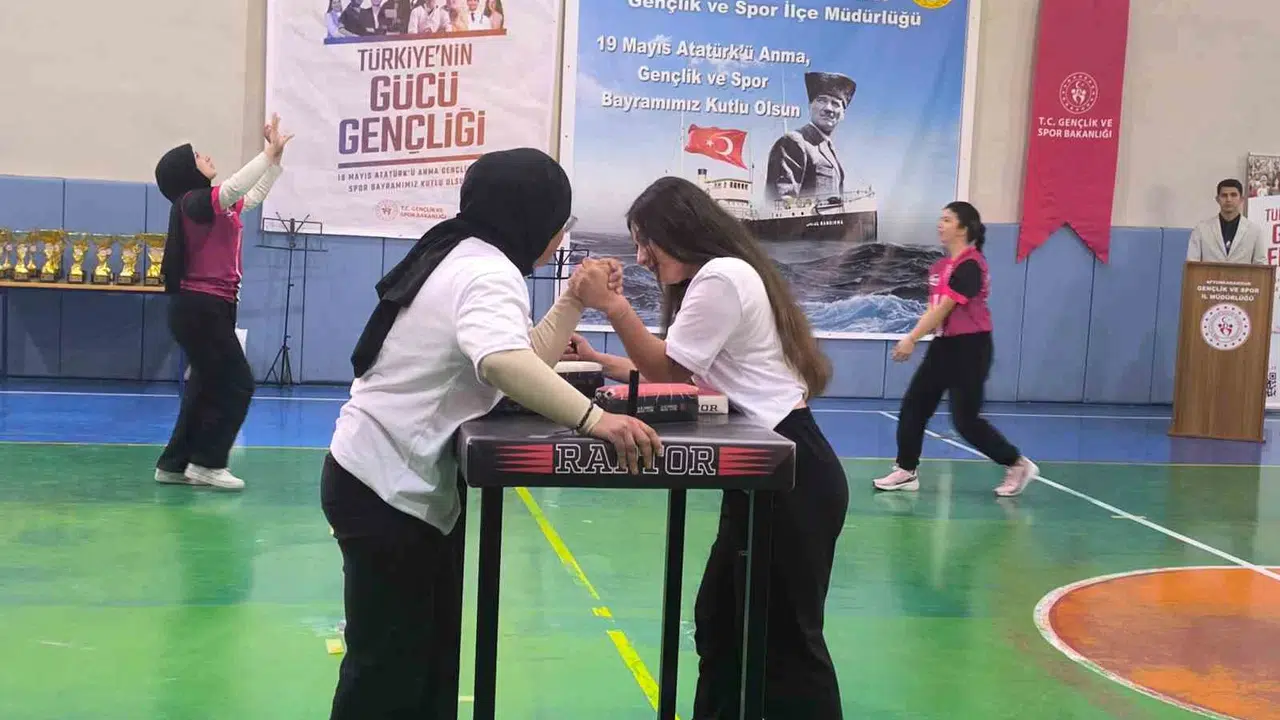 Şuhut’ta bayram coşkusu: Gençler hünerlerini sergiledi, salon alkışlarla inledi