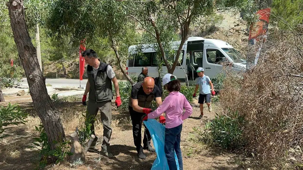 Geleceğin koruyucuları sahaya indi: Marmaris’te ormanlar için anlamlı temizlik