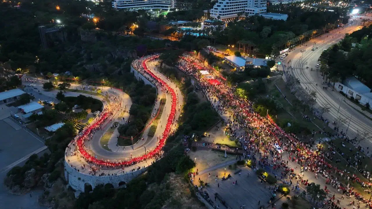 Antalya sokakları kırmızı beyaza büründü: 19 Mayıs coşkusu dev kortejle zirveye taşındı