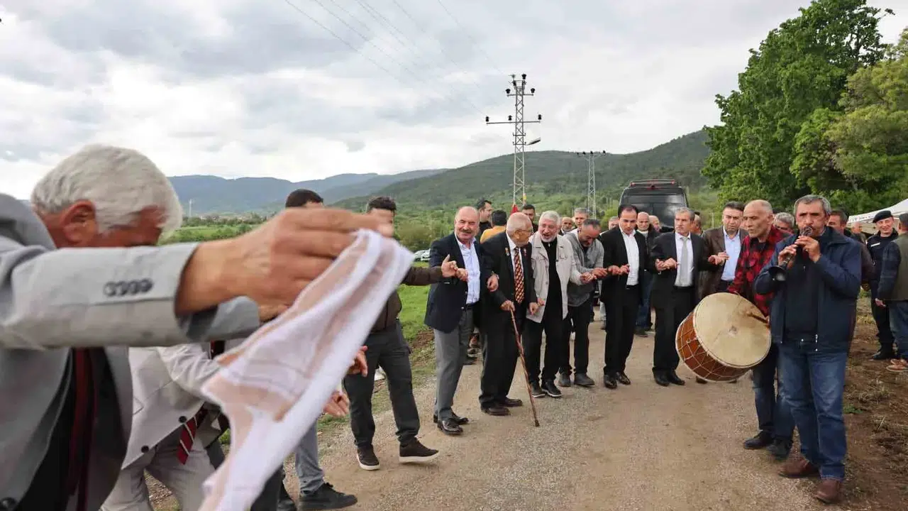 Protokolü bir kenara bıraktılar: Gazinin isteği üzerine köy meydanında halay çektiler