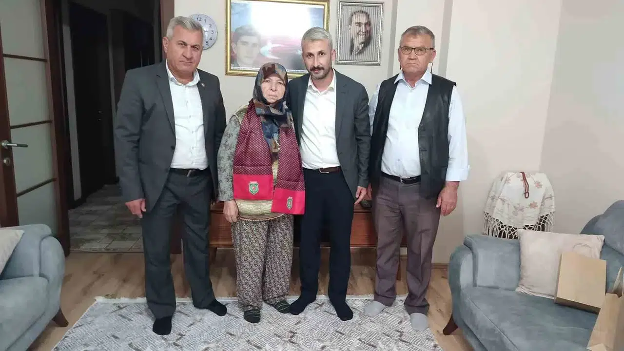 Vatanın emanetlerine vefa ziyareti: Anneler Günü'nde kapıları çalındı, dualar alındı