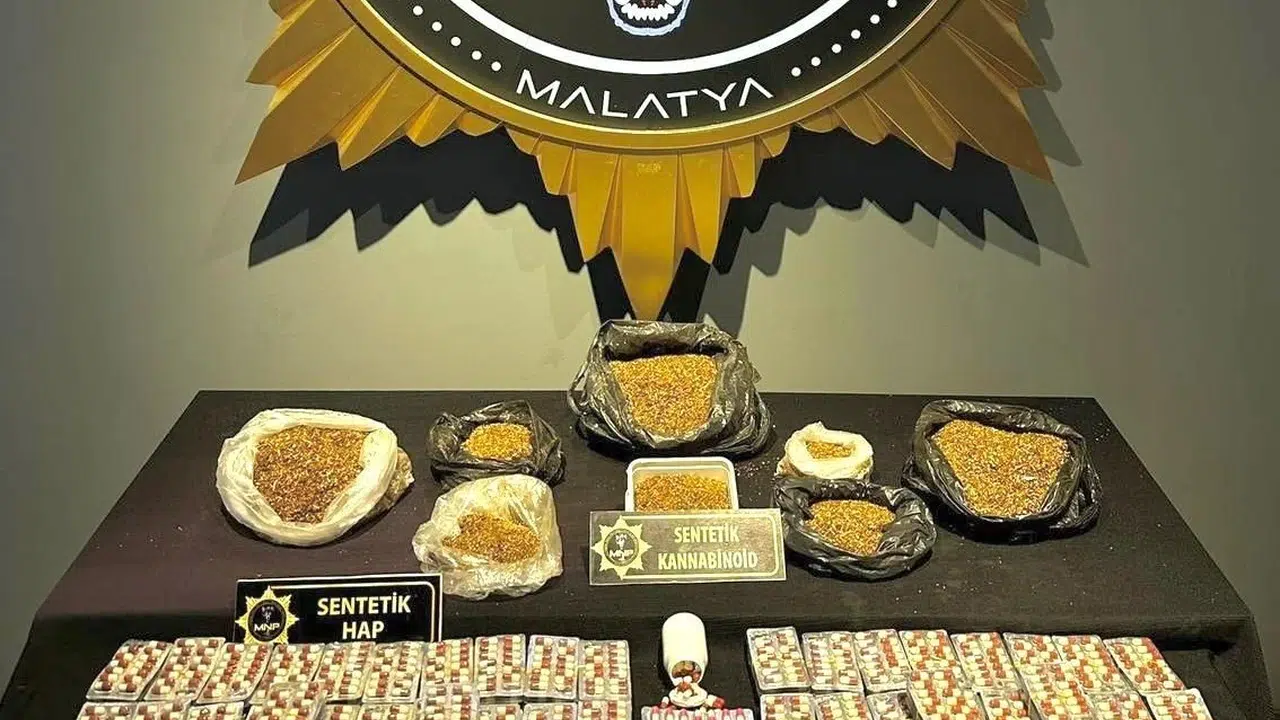 Malatya’da zehir tacirlerine darbe: Binlerce hap ve uyuşturucu madde ele geçirildi