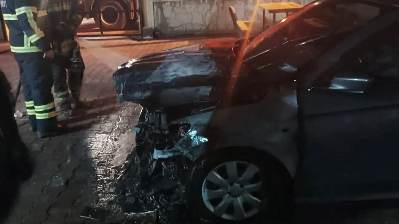 Dörtyol’da korku dolu anlar: Park halindeki araç bir anda alev topuna döndü