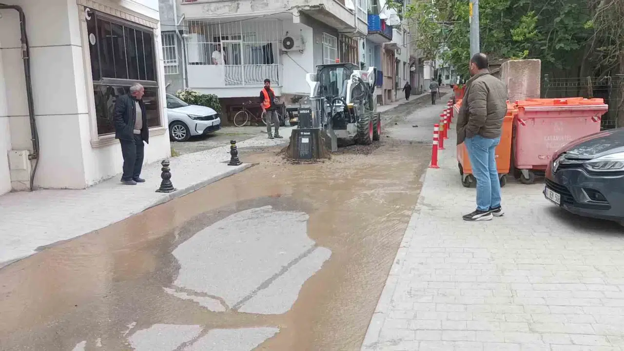 Karamürsel’de altyapı kazısı kabusa döndü: Ana su hattı patladı, sokak göle döndü