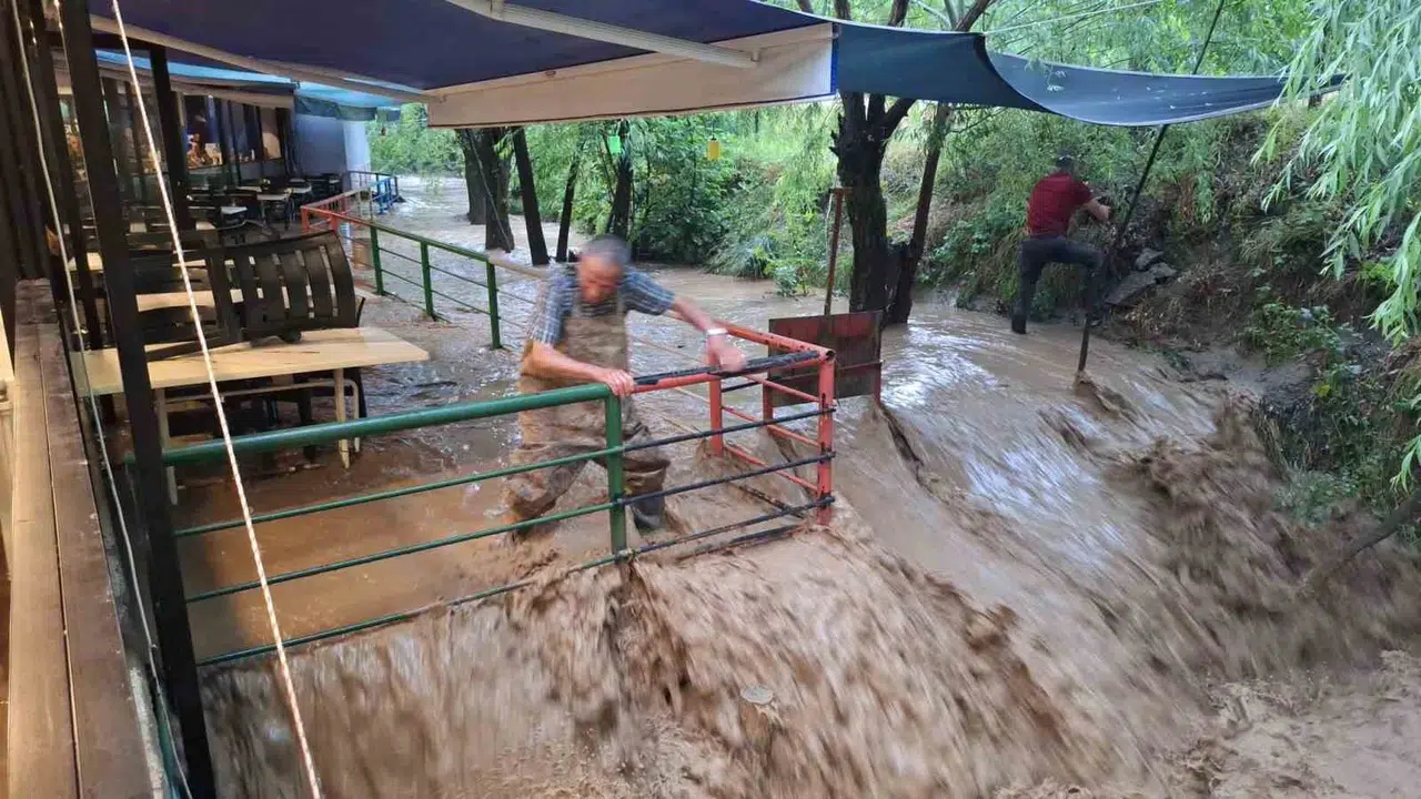 Erzincan’ın doğa harikası Çağlayan’da kabus dolu saatler: Turizm merkezi sular altında kaldı