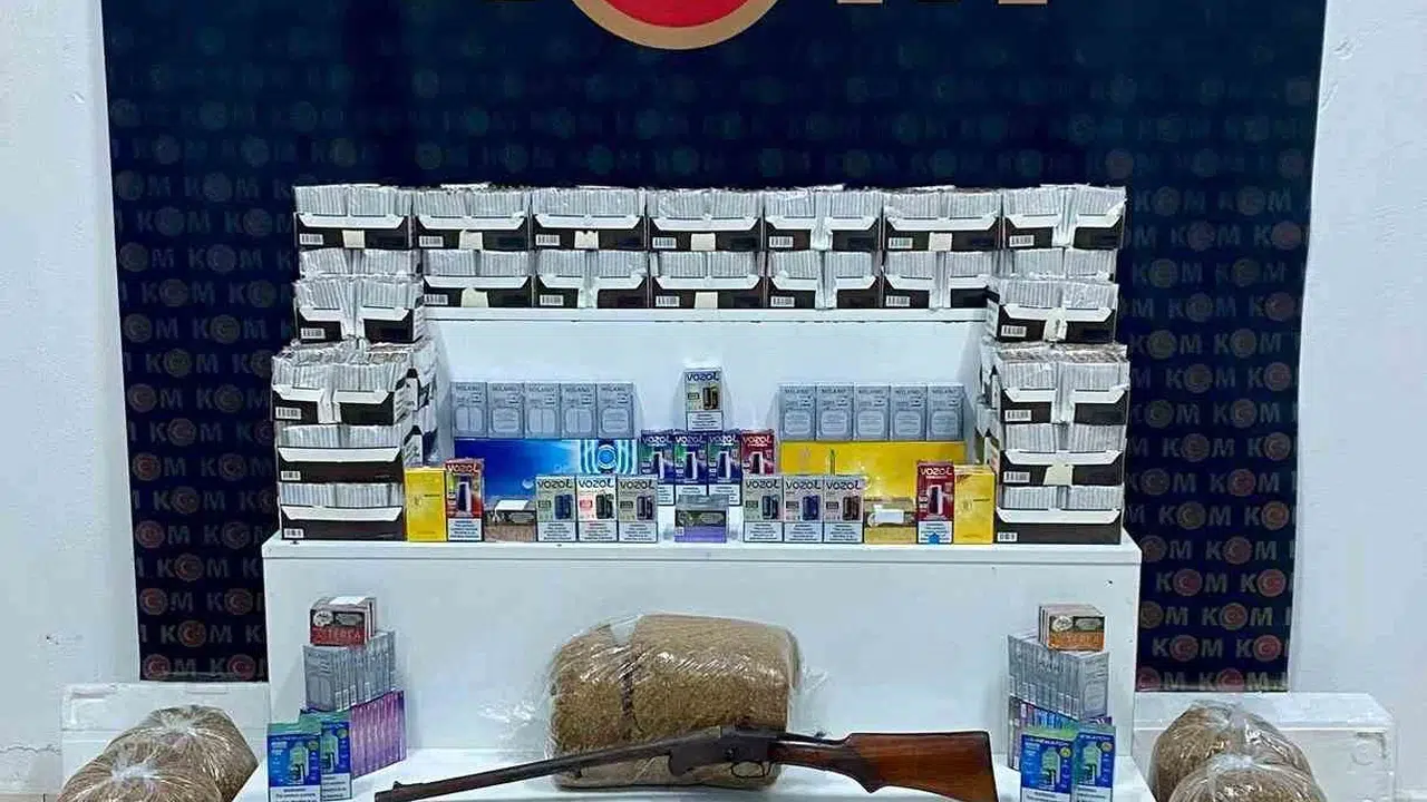 Kars’ta kaçakçılara geçit yok: Adreslere yapılan baskınlarda suçüstü yakalandılar