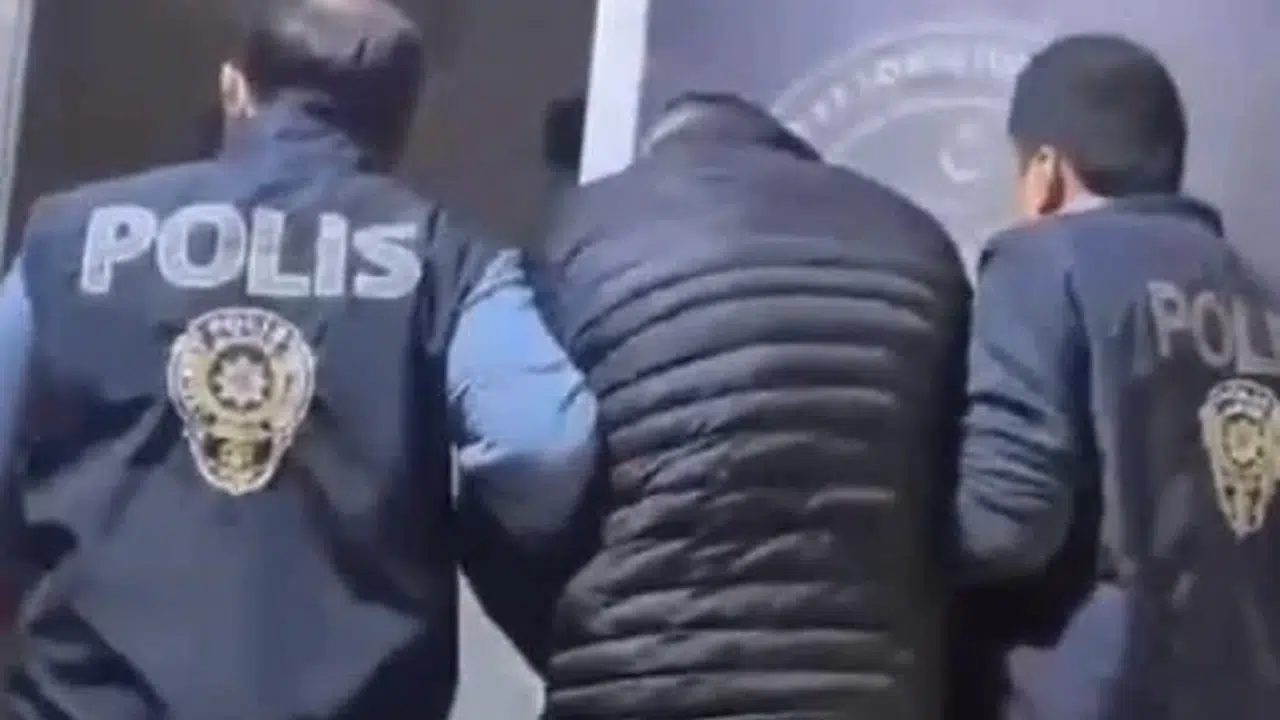 50 yıl hapis cezasıyla aranıyordu: Polis kapıyı çilingirle açtı, gardıropta kıskıvrak yakaladı
