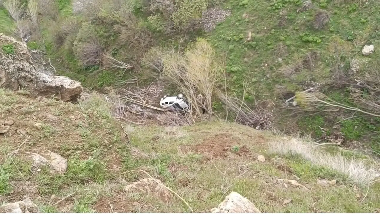 Ölümle burun buruna geldiler: Uçuruma yuvarlanan araçtan saniyelerle kurtuldular
