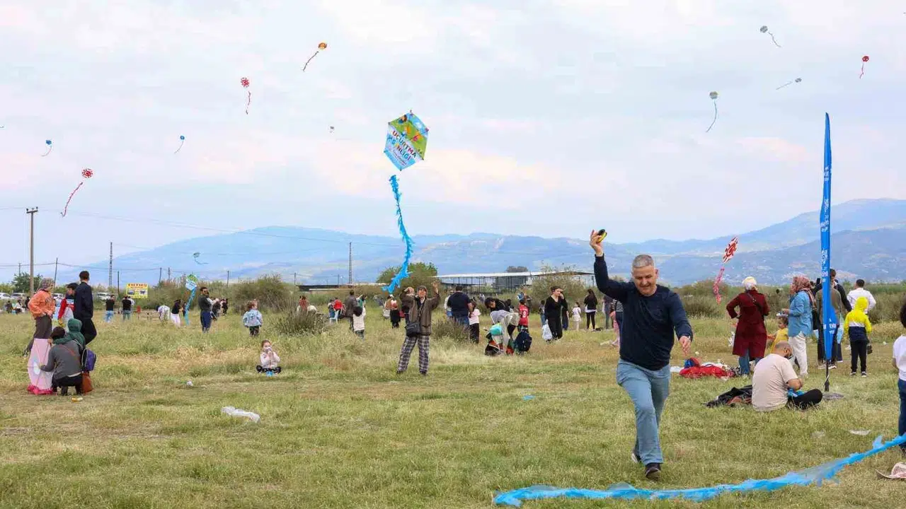Aydın’da gökyüzü şenlendi: Minikler uçurtmalarıyla bulutlara meydan okudu