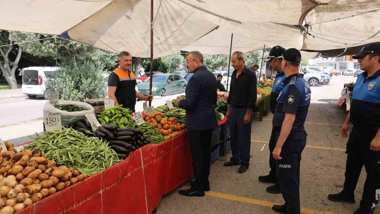 Pazar tezgahlarında etiket ve tartı mesaisi: Akden…