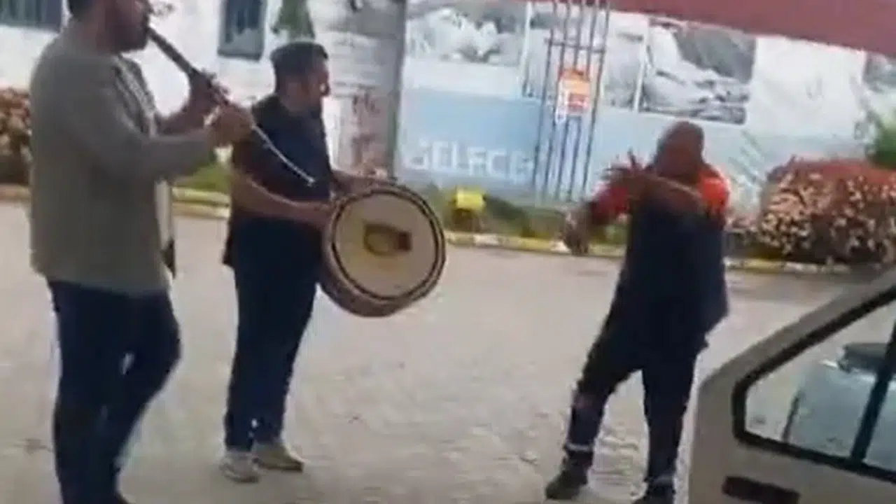 Benzinlikte mesaiye neşe molası: Pompacının oyun havası performansı izleyenleri gülümsetti