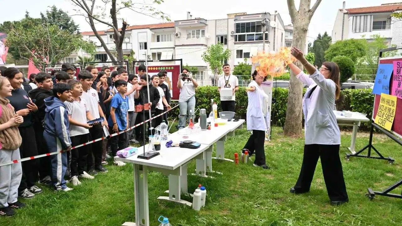 Manisa’da okul sıraları sokağa taştı: Gençler hem eğlendi hem geleceğini planladı