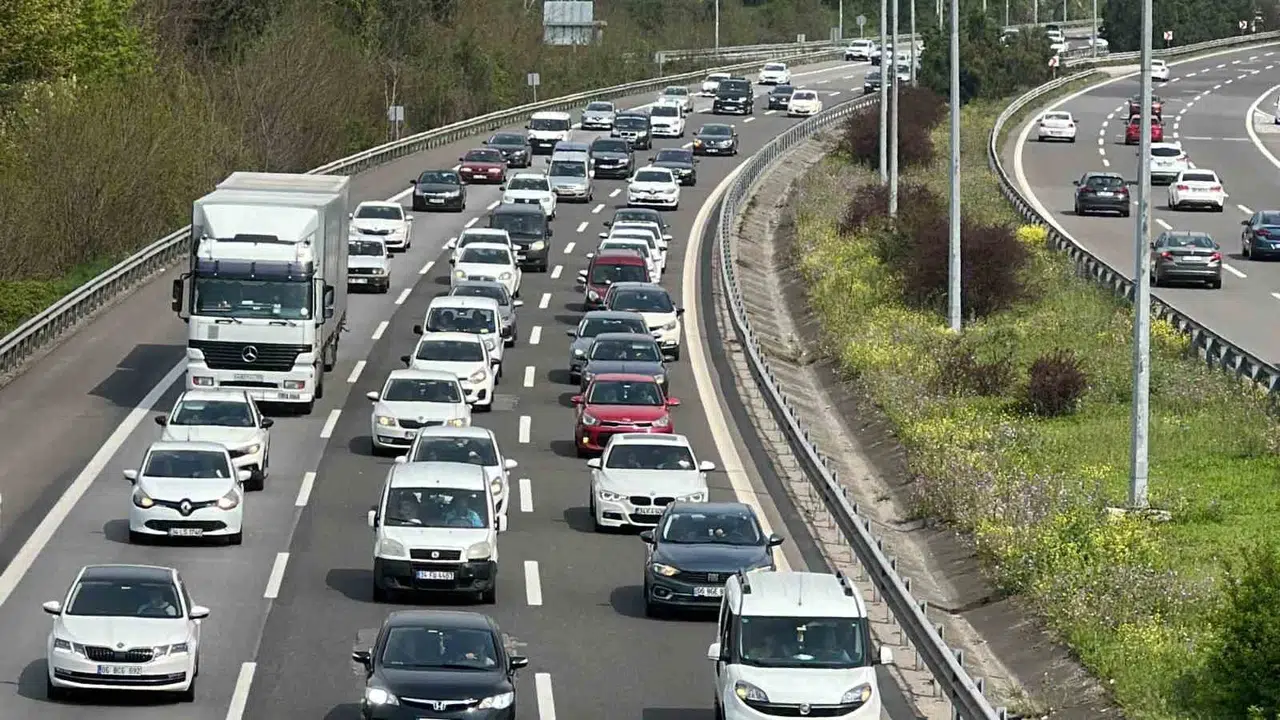 Düzce yolları dolup taşıyor: Trafiğe çıkan araç sayısı rekor tazeledi