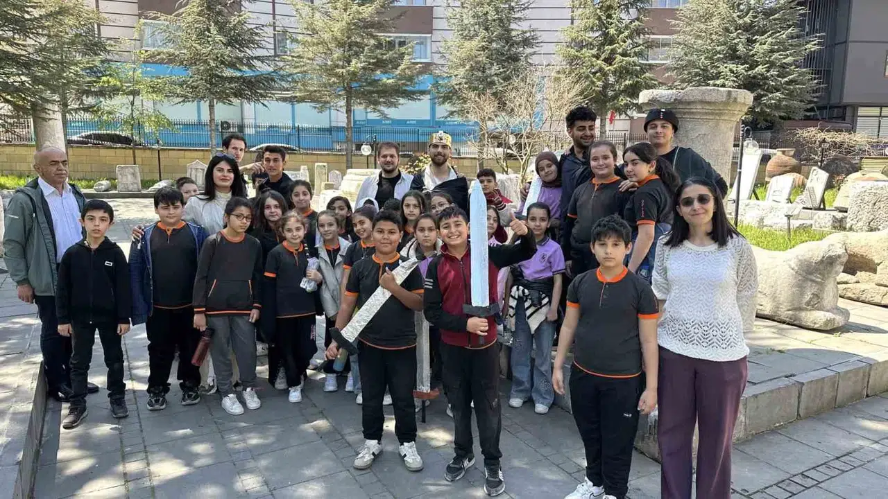Geleceğin kaşifleri sahnede buluştu: Üniversitelilerden miniklere tarih dersi