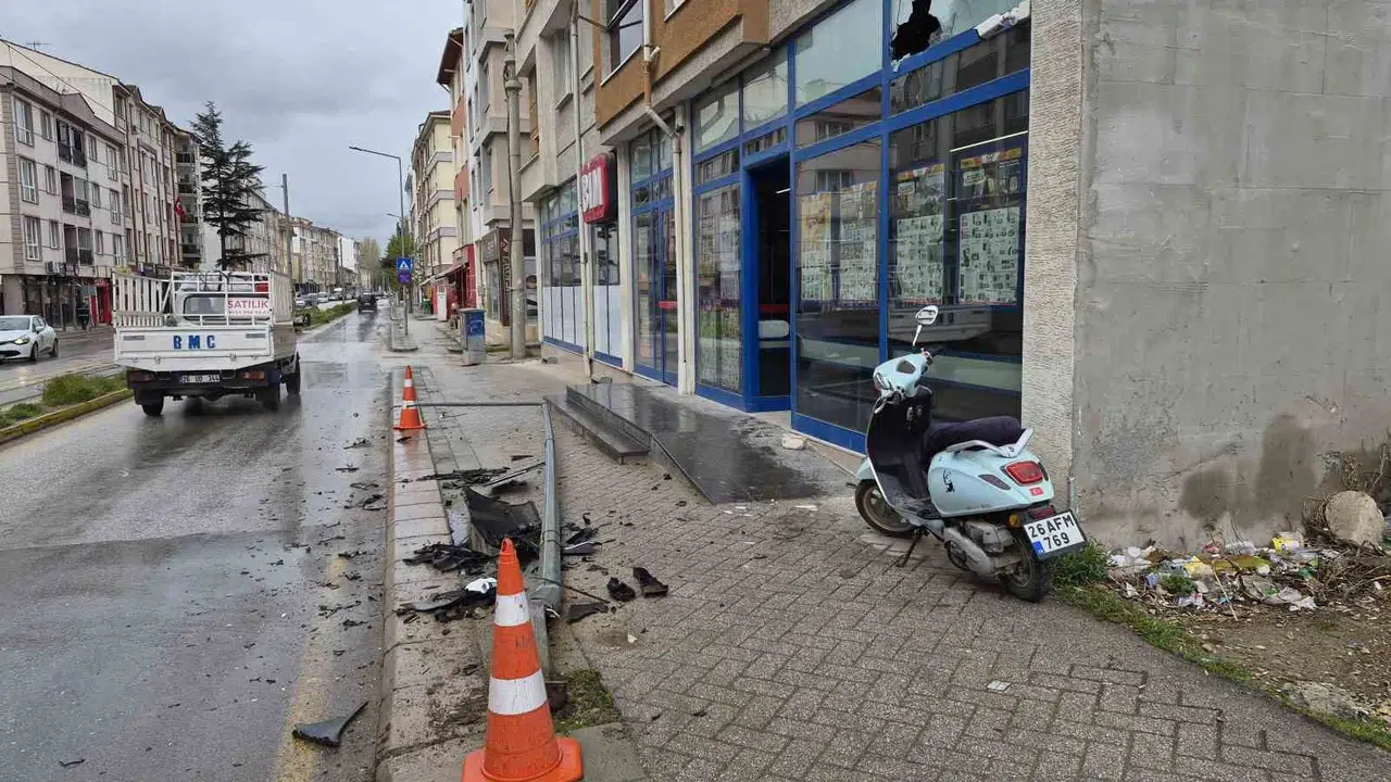 Eskişehir'de korkutan kaza: Kontrolden çıkan otomobil markete daldı
