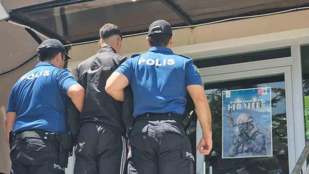 Afyon'da sokak ortasında dehşet anları: Kavgayı ayırmak isteyen vatandaşa bıçak çekti
