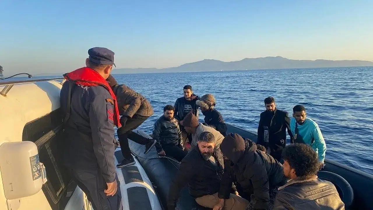 Ege'de ölümden döndüler: Motor arızası yapan bottaki 18 göçmeni Sahil Güvenlik kurtardı