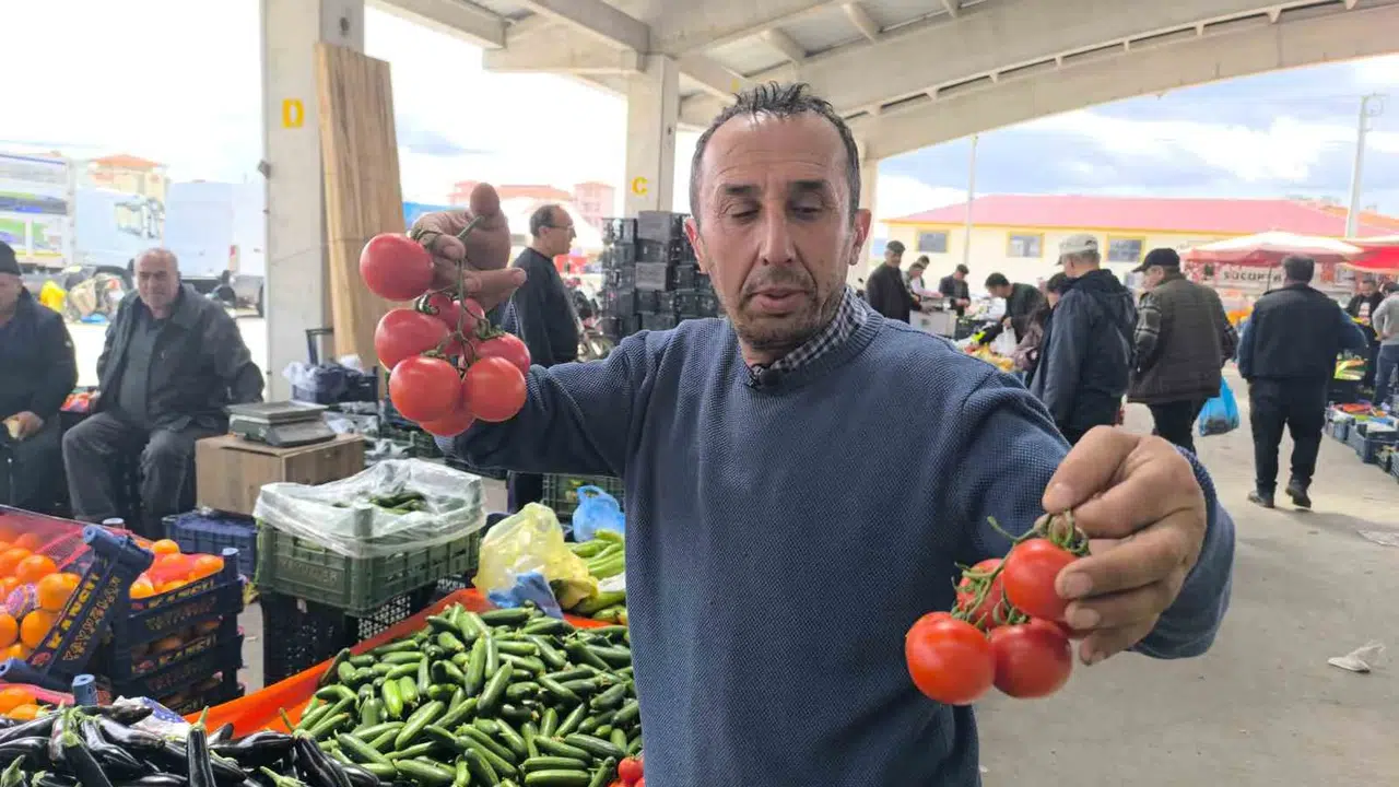 Mutfakların yangını pazara sıçradı: Domates 150 lirayı gördü, vatandaşın eli fileye gitmiyor
