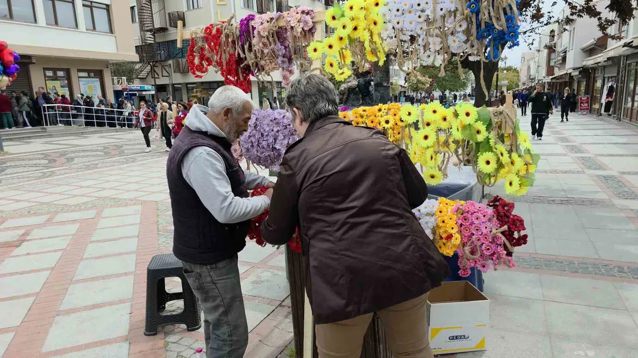 Edirne’de baharın müjdecisi: Kakava heyecanı çiçekli taçlarla başladı