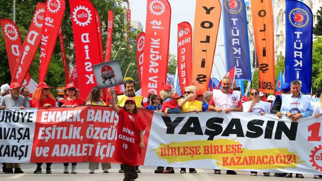 Antalya meydanları emekçilerin sesiyle yankılandı: 1 Mayıs coşkusu şehri sardı