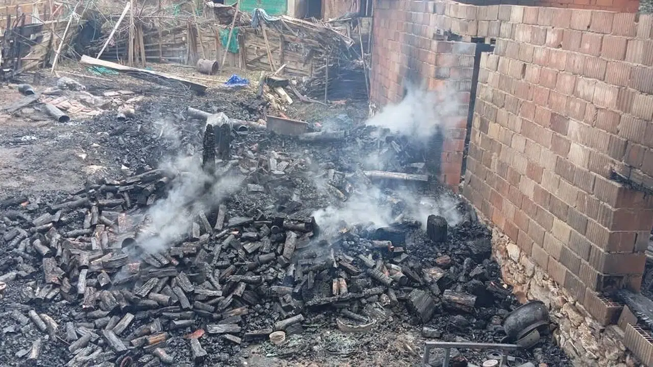 Kütahya’da korku dolu anlar: Köy evinden geriye sadece küller kaldı