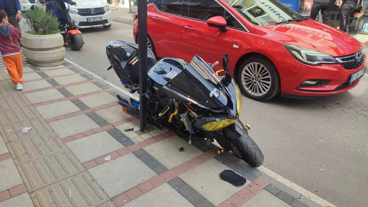 Keşan'da dikkatsizlik az kalsın can yakıyordu: Motosikletli sürücü kapı ile tabela arasında mahsur kaldı