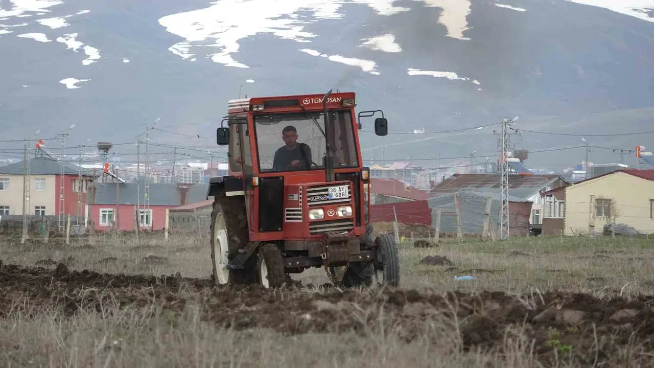 Ardahan Ovası’nda traktör sesleri yükseliyor: Bahar bereketi tarlalara taşındı