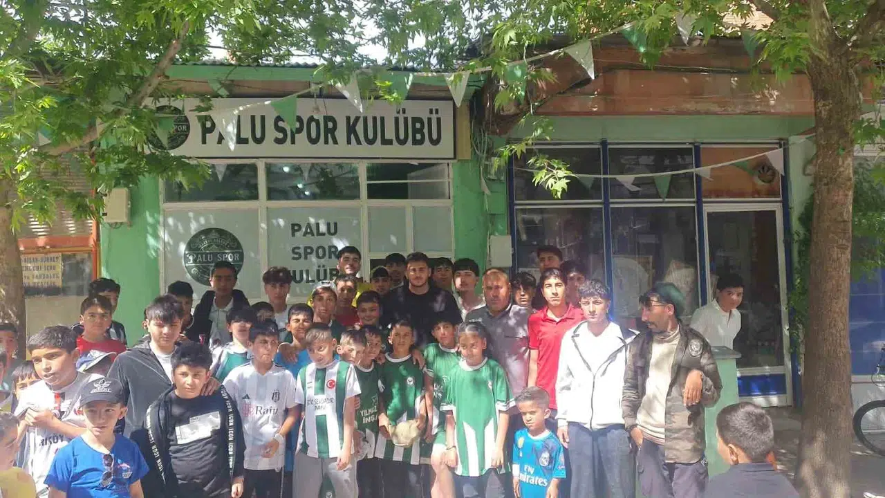Siyah-beyazlıların yükselen yıldızı köklerini unutmadı: Palu’da coşkulu karşılama