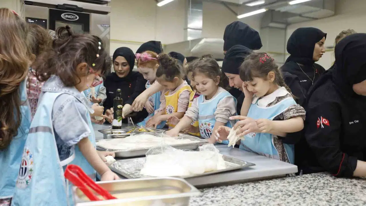 GİBTÜ’de minik eller büyük lezzetlerin peşinde: 4 yaşındaki öğrenciler profesyonel mutfağa girdi