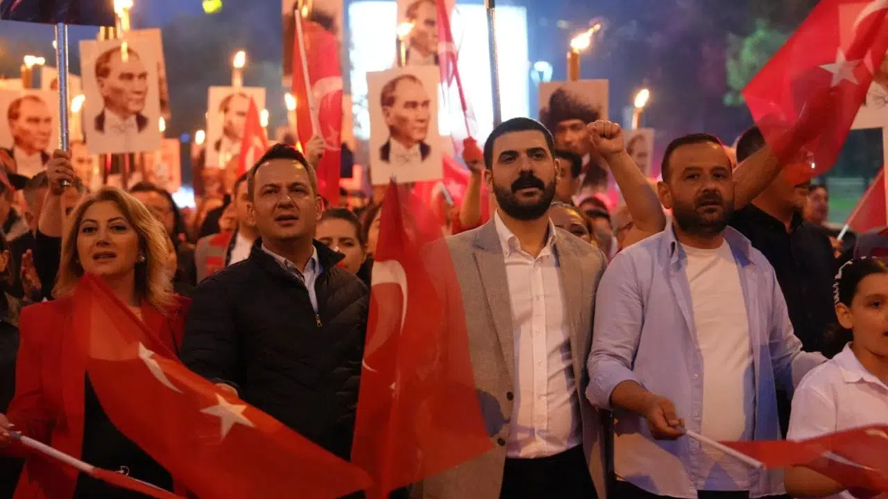 Ataşehir’de bayram ateşi fener alayıyla yandı: Gençlik coşkusu sokaklara taştı