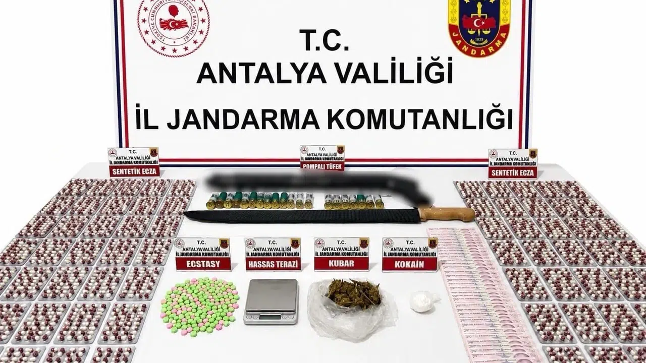 Alanya’da zehir tacirlerine jandarma darbesi: Evlerinden cephanelik çıktı