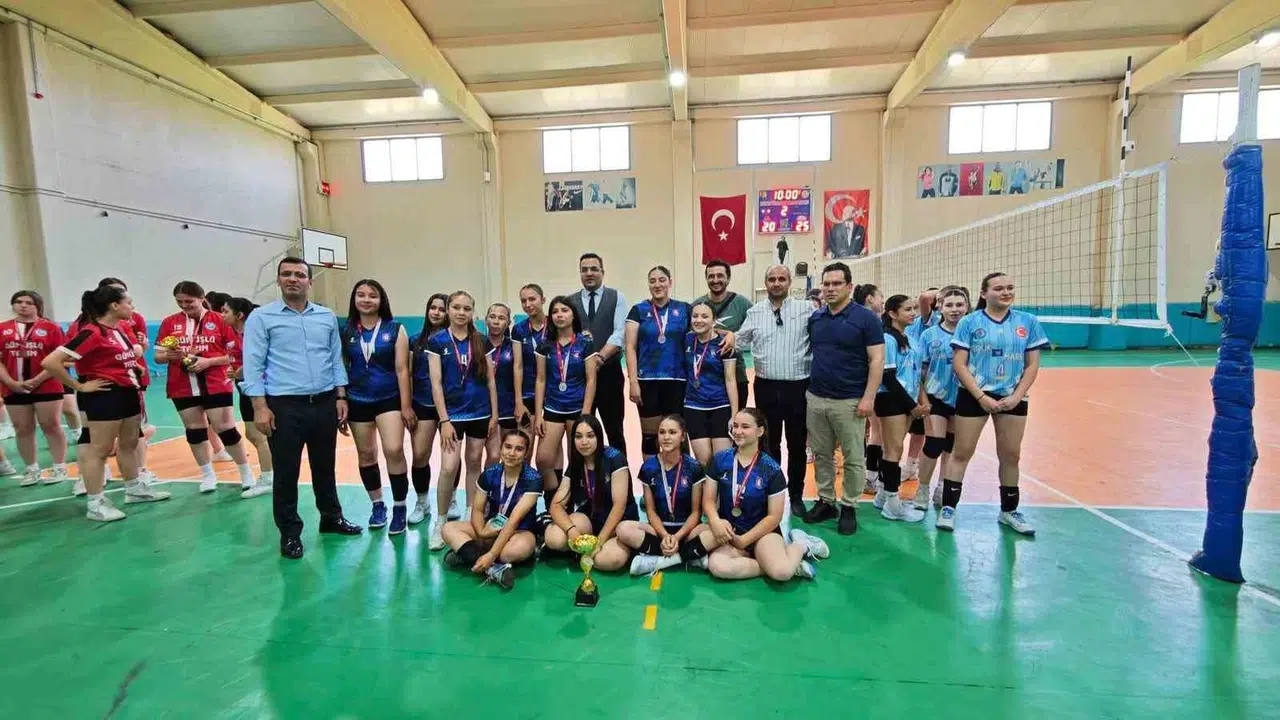 Sarıgöl’de gençlerin voleybol şöleni: Şampiyonluk kupası sahibini buldu