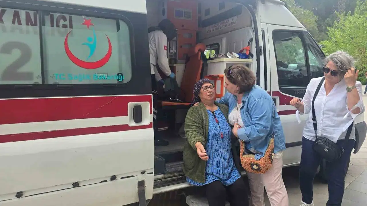 Hastaneden dönüyorlardı, yolun sonu bariyer oldu: 3 yaralı