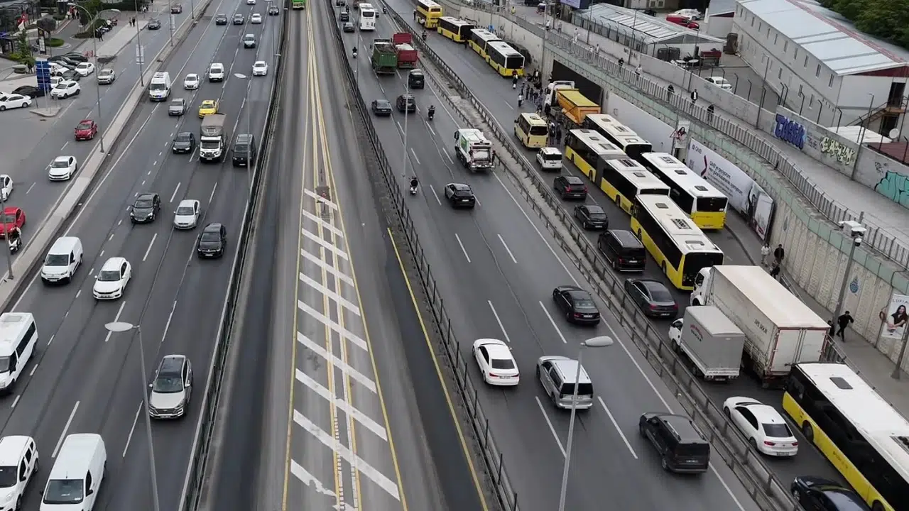 Bahçelievler'de ulaşım felç oldu: Arızalı otobüs trafiği kilitledi, yolcular çareyi yola inmekte buldu