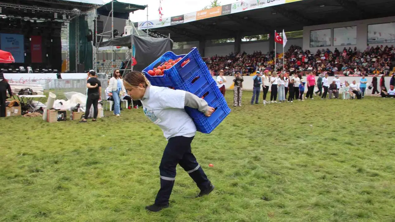 Kumluca’da altın rekabeti: Domates kasalarını taşıyan Yörük kadınları stadı birbirine kattı