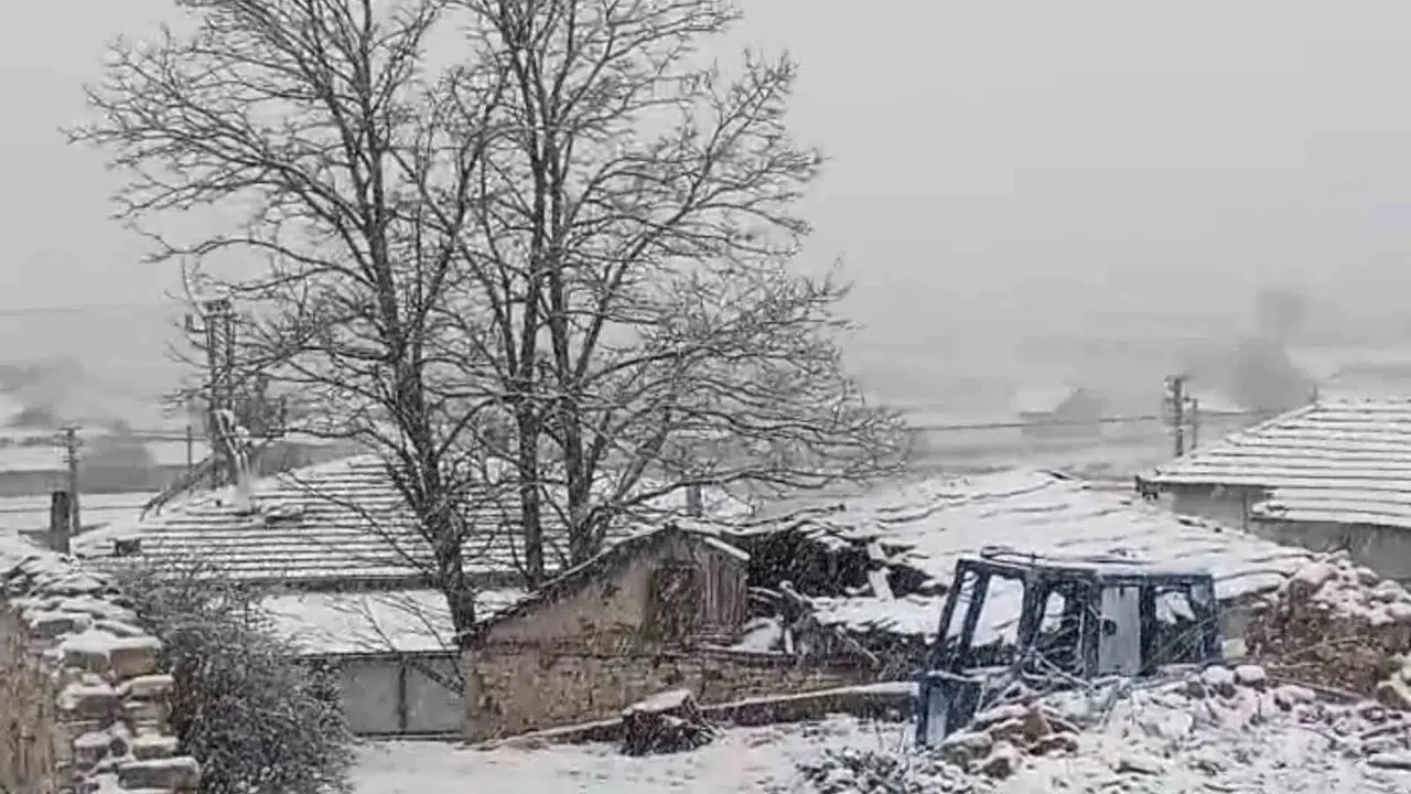 Baharı beklerken kış geri döndü: Mayıs ayında Eskişehir’e lapa lapa kar yağdı